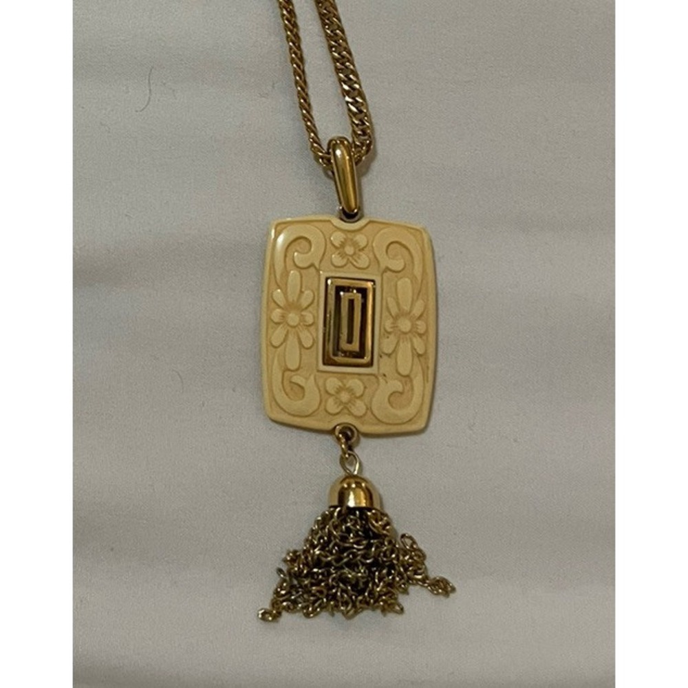RARE Vtg CROWN TRIFARI Cream Carved Lucite Pendant Necklace With‎ Monet Chain